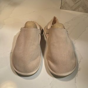 Womens Sanuk  light cream/tan sued mule style. Like brand new. Size 7